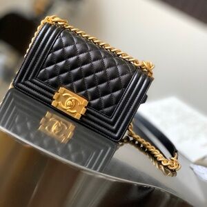 Chic Black Quilted Crossbody with Gold Chain